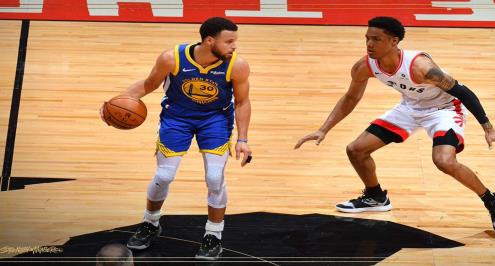 واريورز ينعش أماله في نهائي دوري السلة الأمريكي بانتصار مثير على رابتورز 